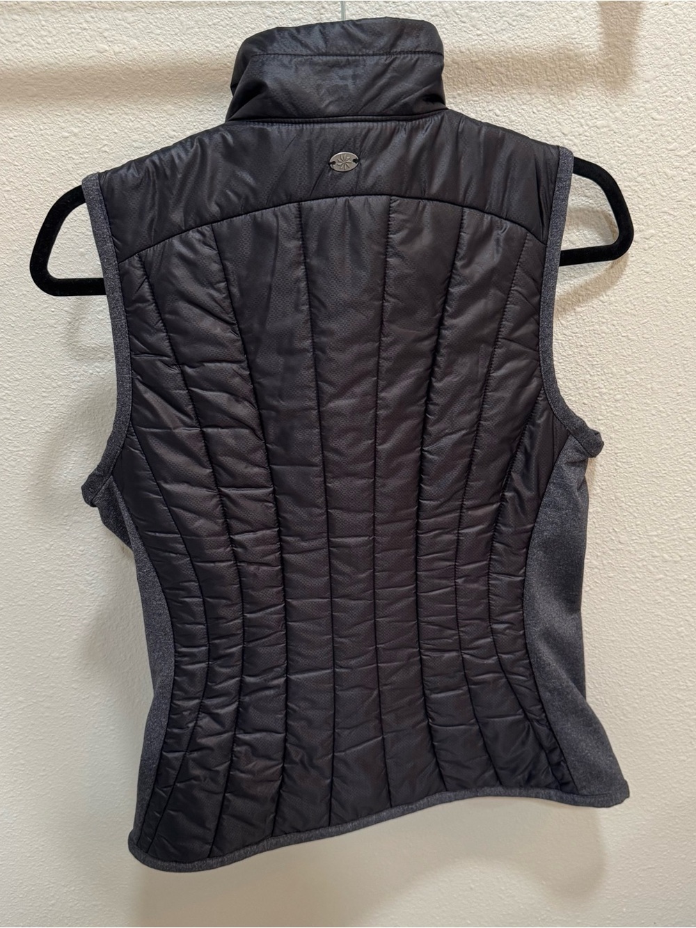 Athleta Vail Vest Size S Black Lightweight Insulated Primaloft Full Zip Sporty - Picture 8 of 10